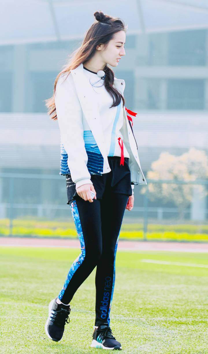 本以为迪丽热巴惊艳全场,迪丽热巴运动风穿搭