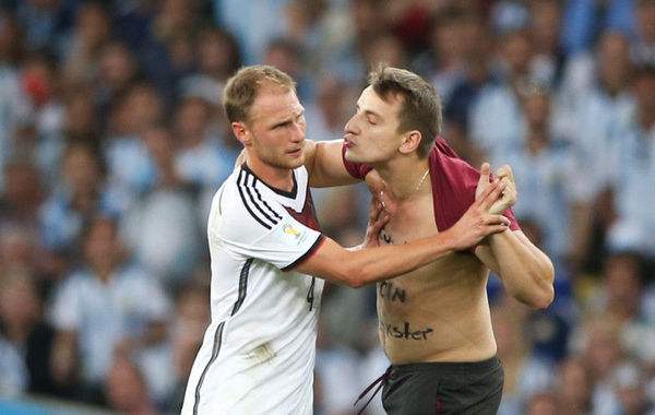 女记者18年世界杯被法国求吻,2018世界杯被吻女记者是谁