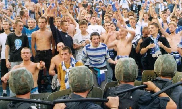 俄罗斯暴打英国足球流氓,俄罗斯足球怎么这么强