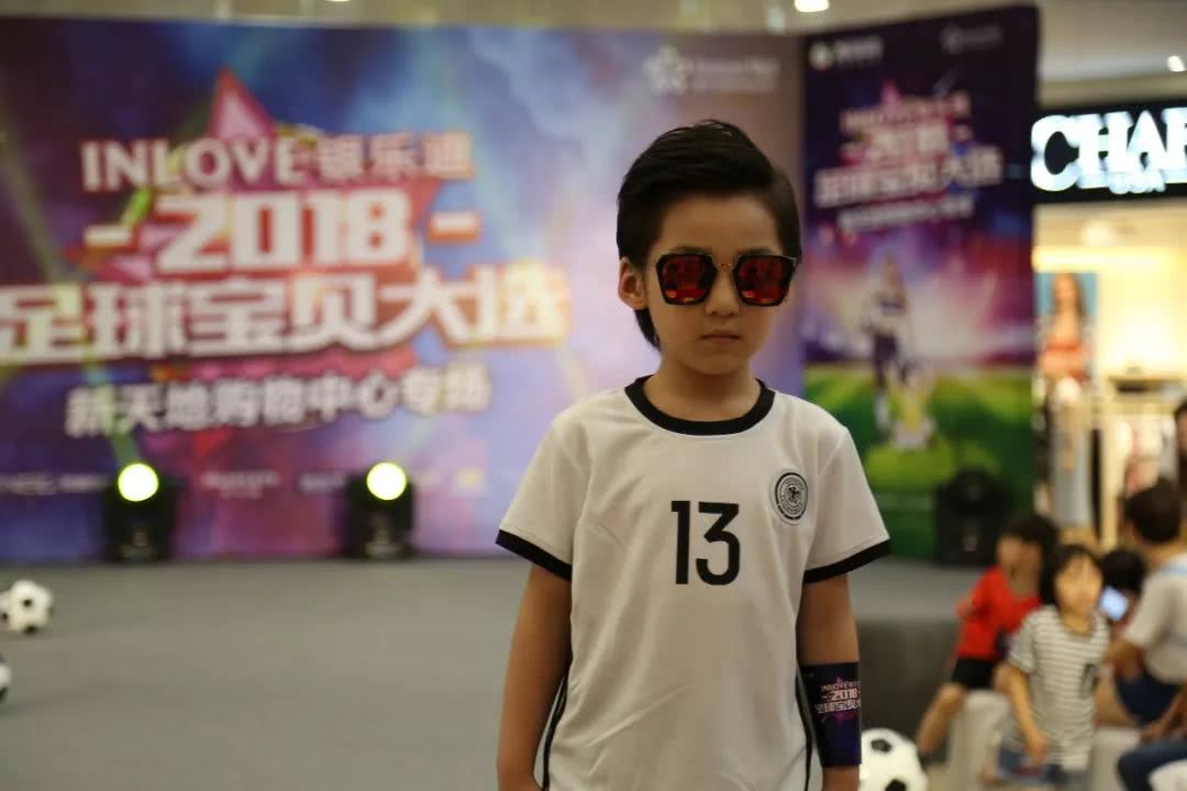 银乐迪新天地店,为世界杯加油足球小宝贝