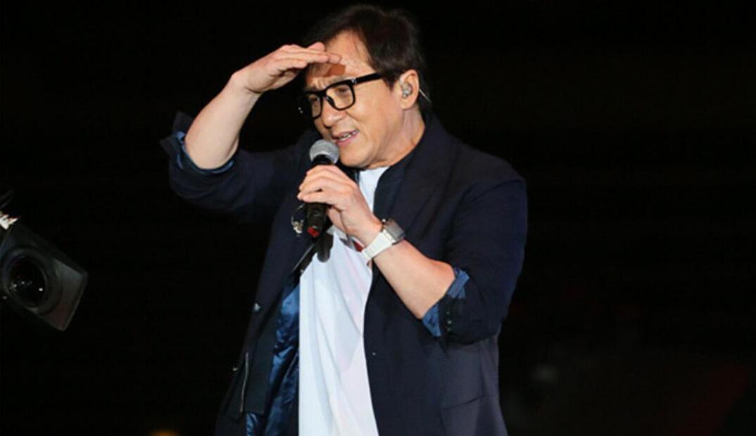 成龙演唱的5首歌曲,最后一首是大爱无疆的爱*歌国**曲