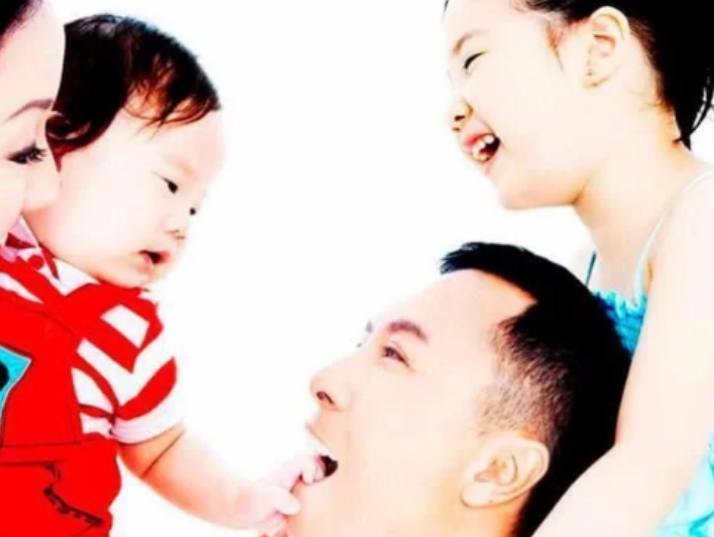 甄子丹大儿子真实照片,甄子丹晒与大儿子合影图片