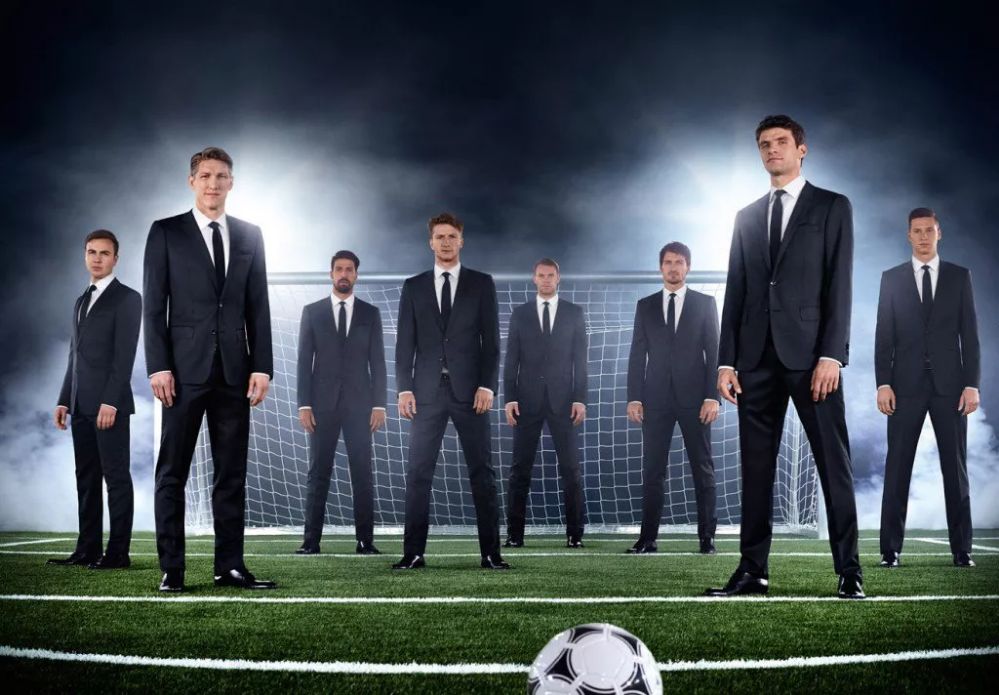 c罗没有进球靠在广告牌上,c罗把球踢得多高