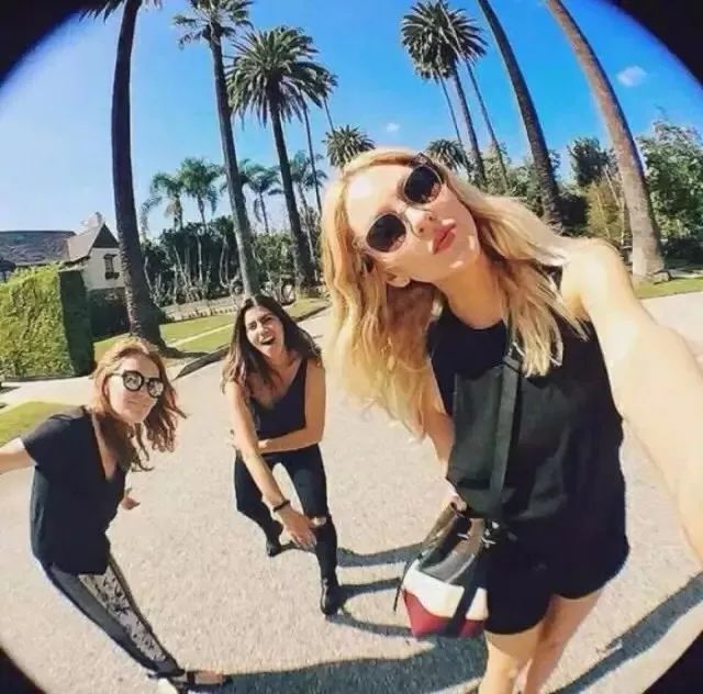 我们是茫茫人海中巧遇的相似灵魂,豆蔻年华里连结的双生花朵