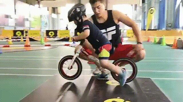南京3岁萌娃，旋风小子骑平衡车