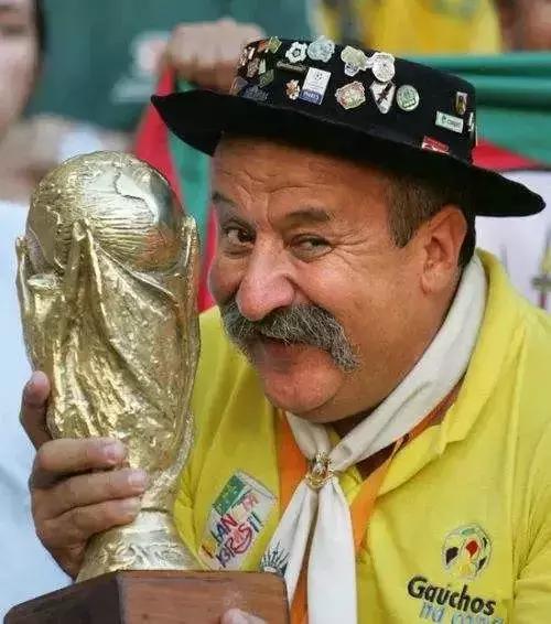 巴西球迷金杯老爷爷落泪,巴西球迷金杯爷爷来过中国吗