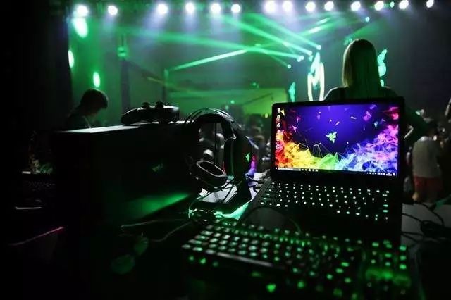 鍚冮浮娓告垙鐨勮緣鐓屽拰琛拌触,鍚冮浮鐜╁蹇呯湅