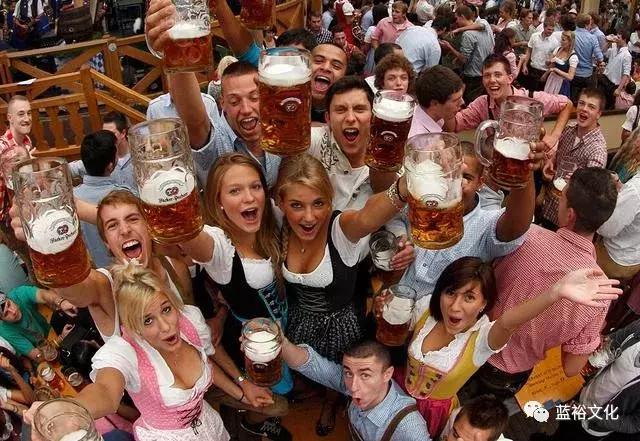 助力世界杯的三大啤酒厂，“啤酒+旅游”为何做的这么好？