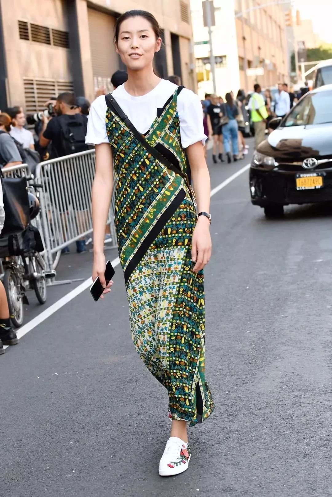 清凉吊带裙穿搭,夏季时尚高级感优雅吊带裙