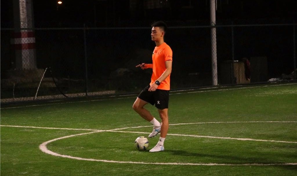 绿茵场追逐足球梦,明明可以靠颜值偏偏靠拳击