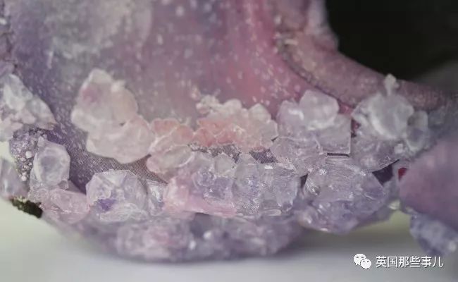 这个伦敦妹子，把脚汗做成了blingbling的水晶……