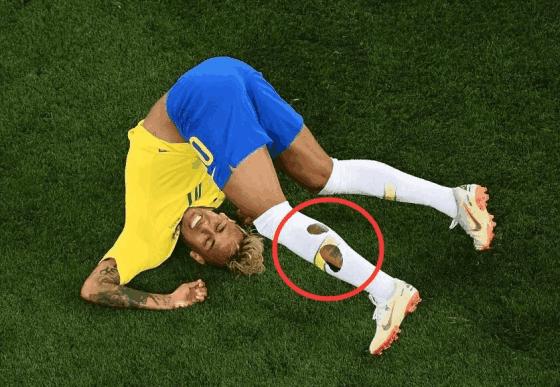 内马尔球袜脚被踢破,内马尔穿黑色球袜