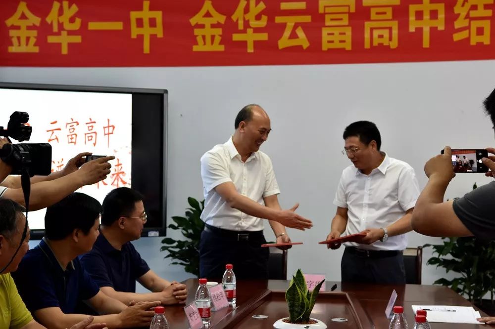 江苏省孩子高考超一本线120分,孩子高考成绩高出二本线10分