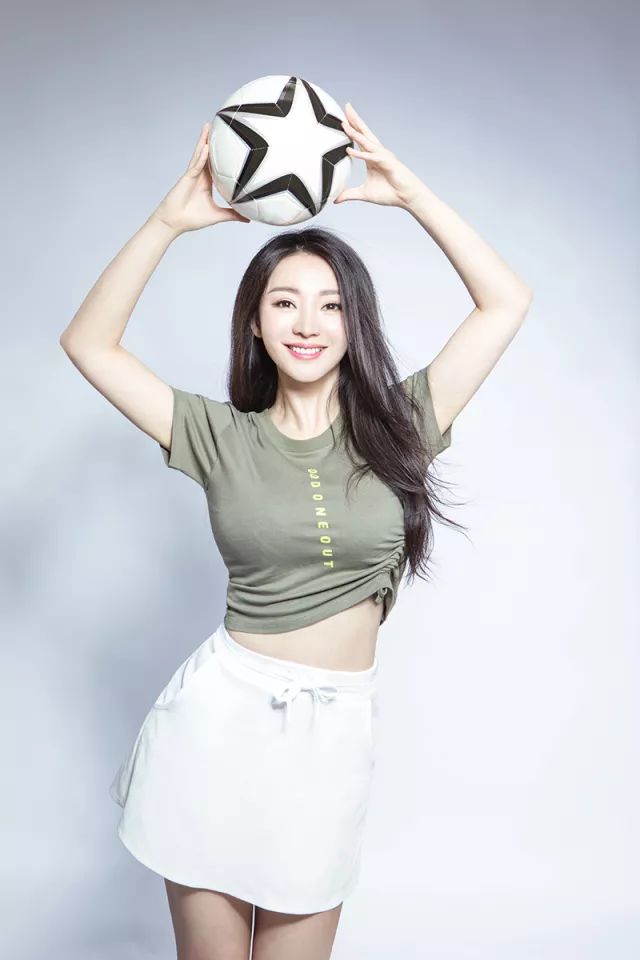 柳岩化身足球宝贝助威世界杯,女神柳岩晒美照