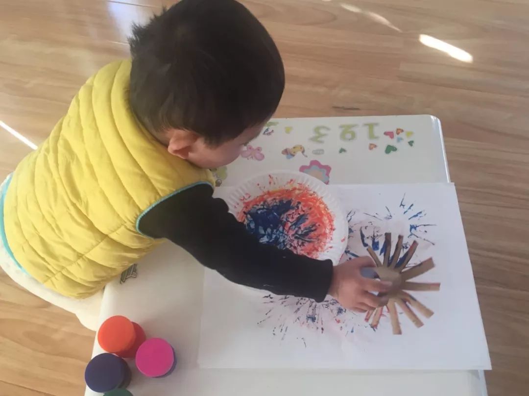 第31天：国外流行的31天不重复室内亲子游戏：卷纸筒游戏！