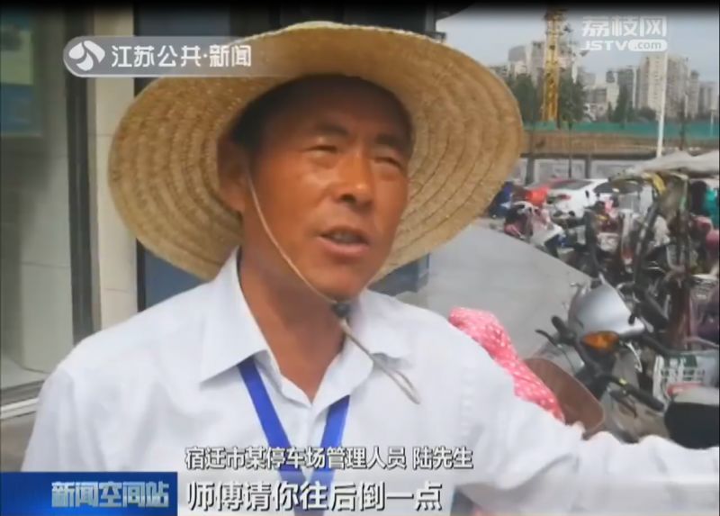 奔驰和奔驰当街“顶牛”，谁都不让谁！志愿者大叔一开口，神了……