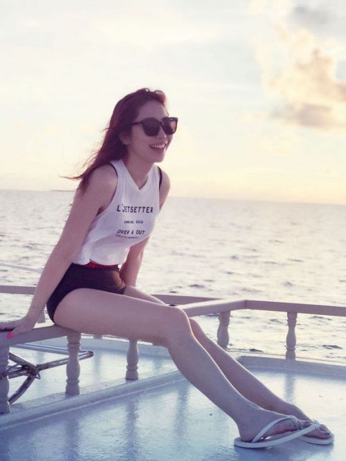 每晚看波的先生们女士们，讲波女郎张洛蔚长腿混血儿泳衣照放送啦