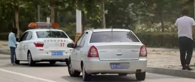 山西运城空港南区驾驶员科三考试道路出现百余辆黑车“李鬼”，交通安全隐患亟待消除