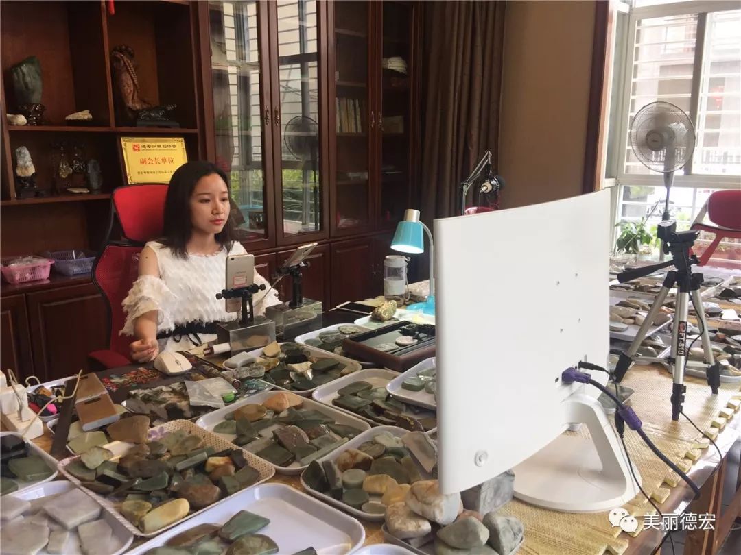 云南瑞丽翡翠直播正在进行,翡翠云南瑞丽直播