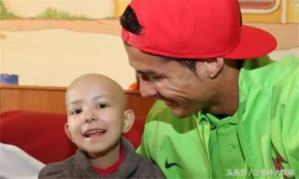 C罗为献血不纹身，150万卖了金靴，他踢球厉害！其实做公益也无敌