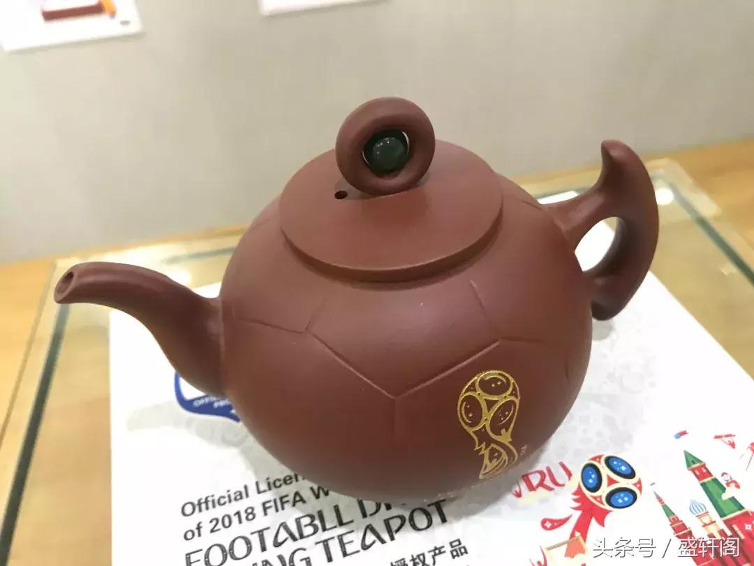 中国艺术名片《世界杯足球梦紫砂壶》实物鉴赏