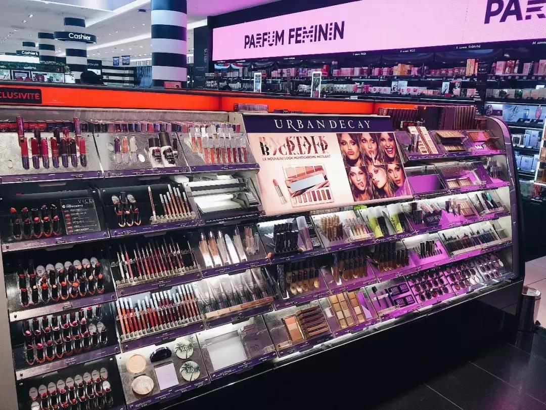 法国丝芙兰美女,外国加油站的女孩加油