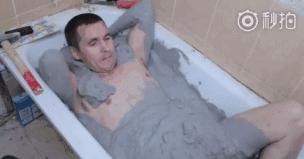 用辣椒酱泡澡24小时,国外小哥用13桶辣椒酱泡澡