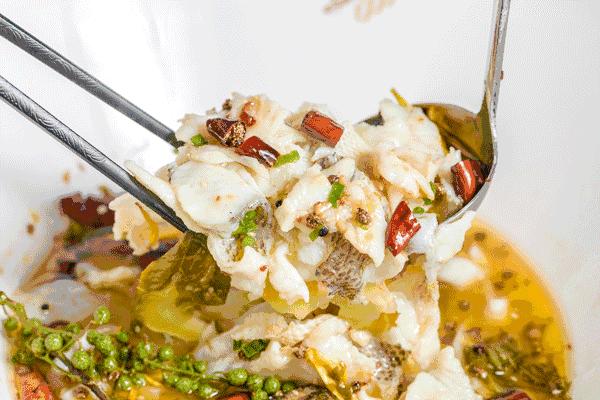 适合小情侣去的餐吧,一家很有情调和气氛的露天餐吧