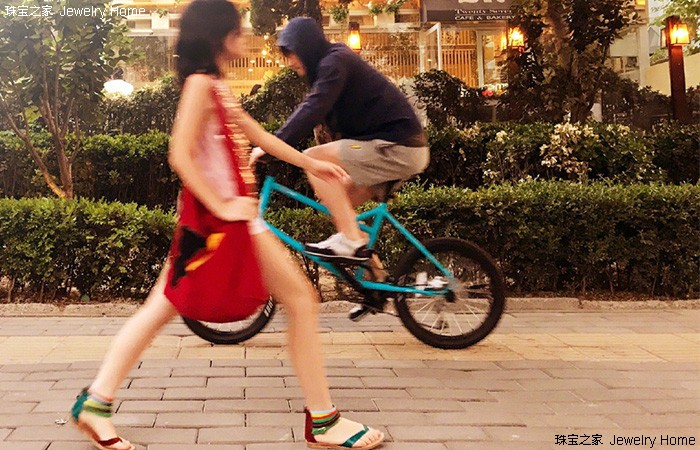 不知不觉，暴走的00后已跻身时尚圈