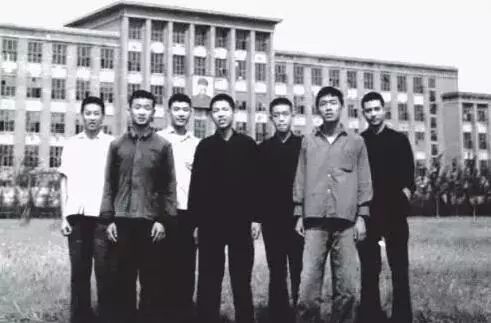 从清华男神沦为废人，三次自杀后，他活成了中国的“救赎之神”！