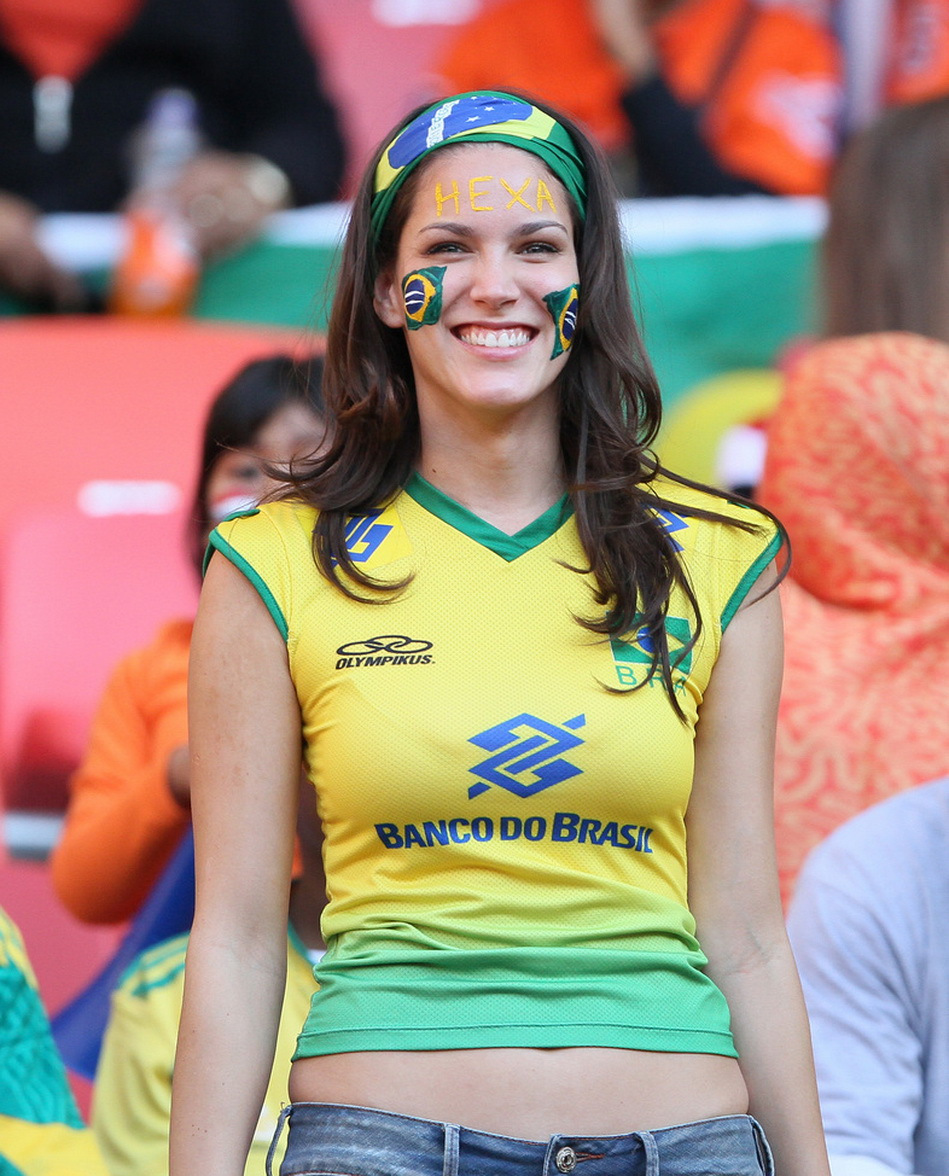 篮球场看台上的吸睛美女,中超看台美女球迷吸睛