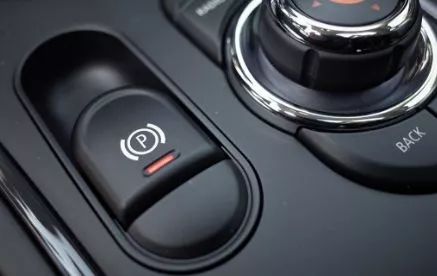 自动挡刹车失灵可以直接拉手刹吗,高速刹车失灵可以靠蹭减速吗