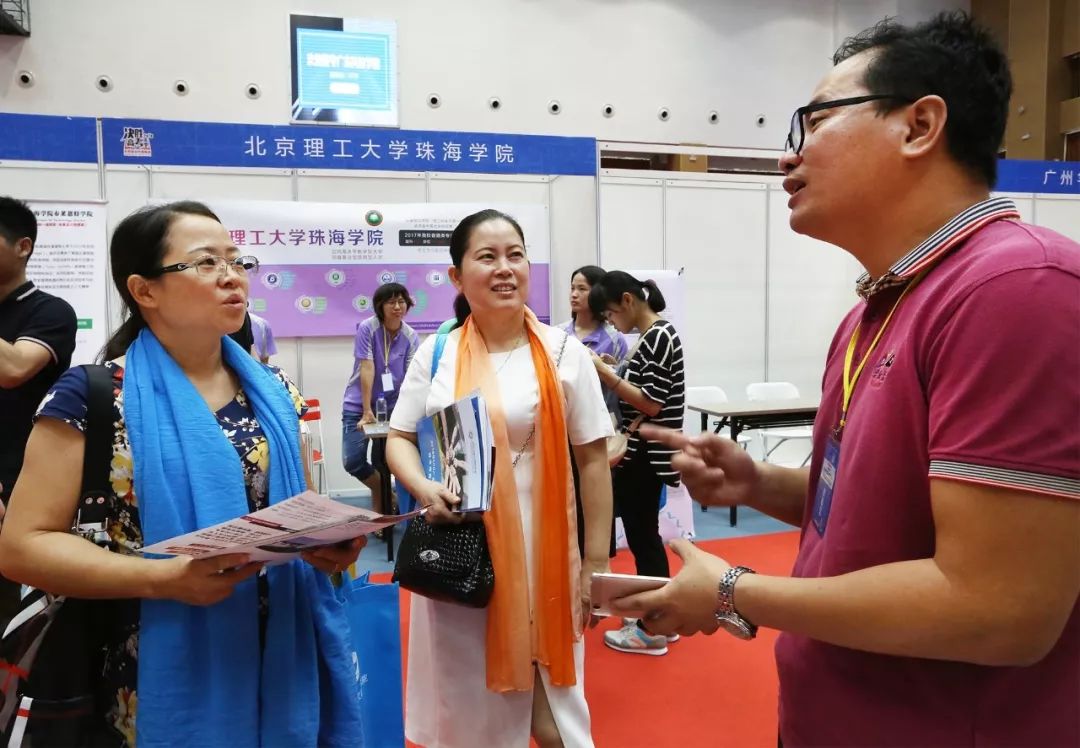 今天，东莞考生和家长都涌向这个地方，这是什么情况？