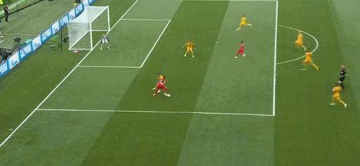 足球场上的搞笑瞬间图片,2022足球搞笑动图