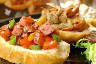 「昕薇FM」一杯红酒，一碟橄榄，一盘刚刚切好的火腿，这便是一个不可多得的属于西班牙的下午！