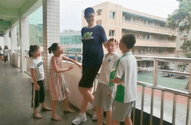 四川14岁男孩身高221破吉尼斯纪录,四川男孩2米多