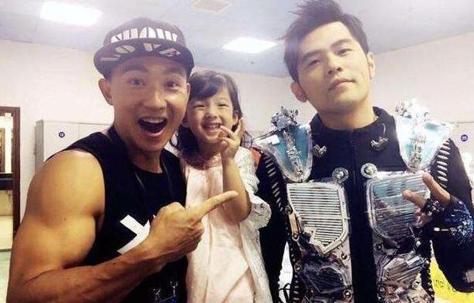 为啥说周杰伦是喝奶茶变胖的,周杰伦身材发福喝奶茶