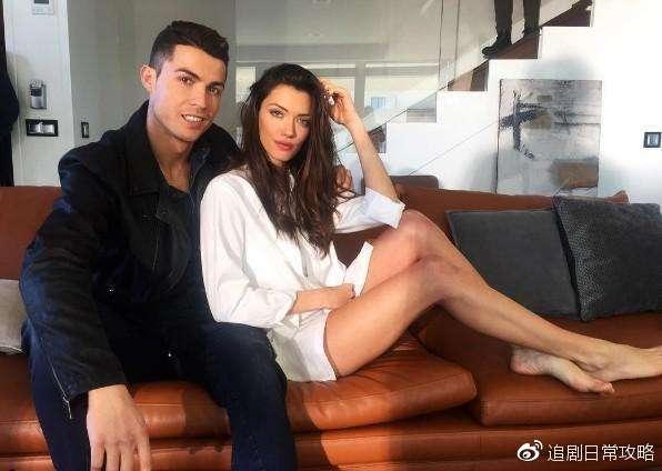 c罗被红牌罚下场摸头全过程,c罗被女裁判黄牌