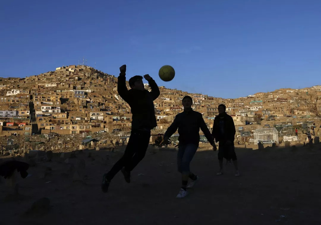 世界十大奇异足球场,足球场真实奇葩战术