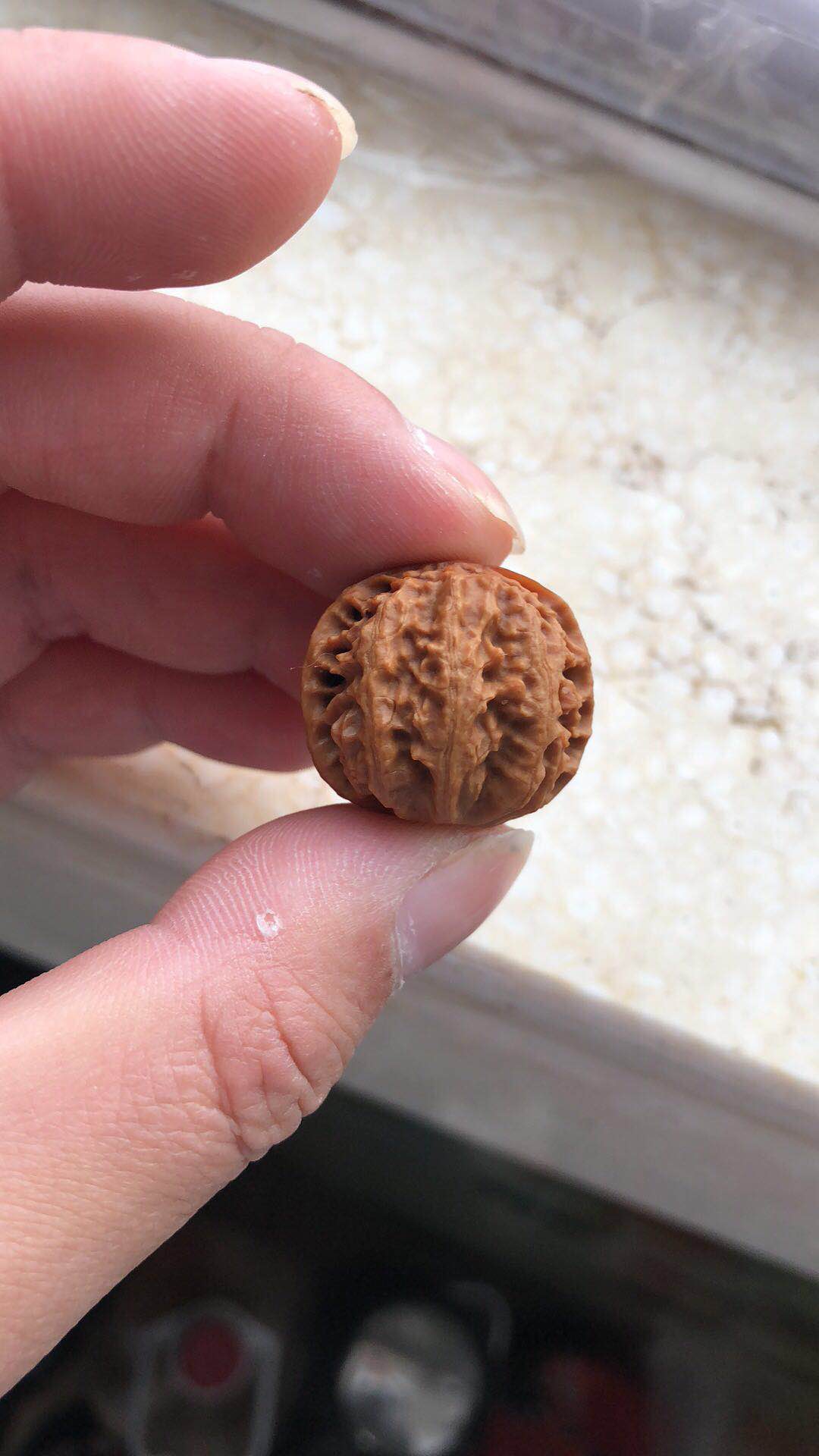 文玩市场淘鬼脸小核桃手串,十棱文玩小核桃手串哪产的