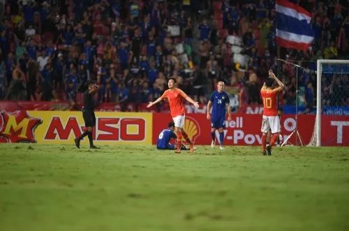 梅西世界杯夺冠老婆反应,梅西世界杯夺冠后和老婆的现场