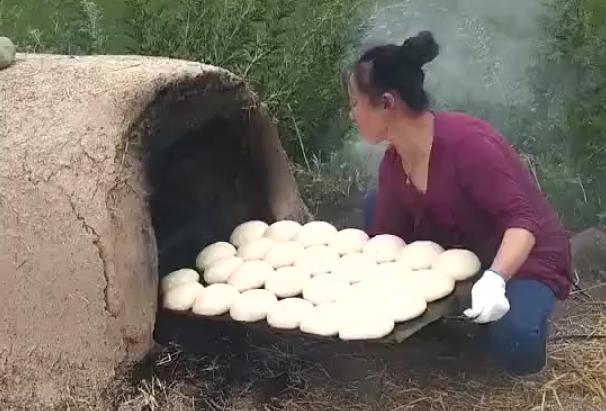 农村人这样烤馒头，你吃过吗？看着脏，吃着非常香