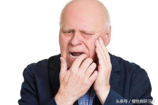 吃饭咬到筷子的预兆,老人吃饭经常咬到舌头是什么原因