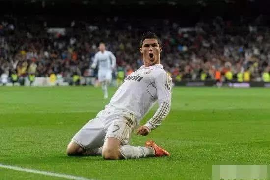 为什么足球进球要跪地滑行,球员进球跪在草地滑行膝盖会破吗