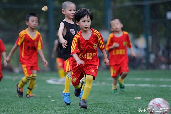 足球要从娃娃抓起,足球从孩子们抓起