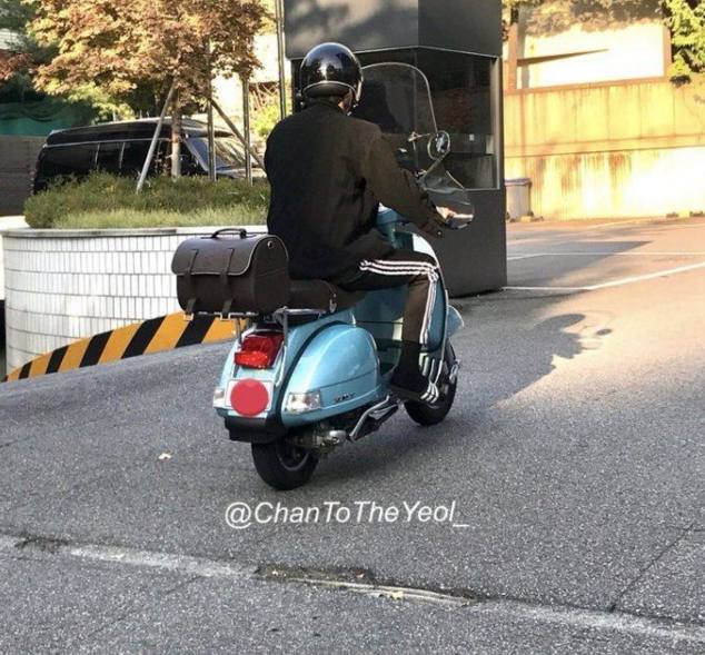 朴灿烈偶遇,朴灿烈机场脱鞋