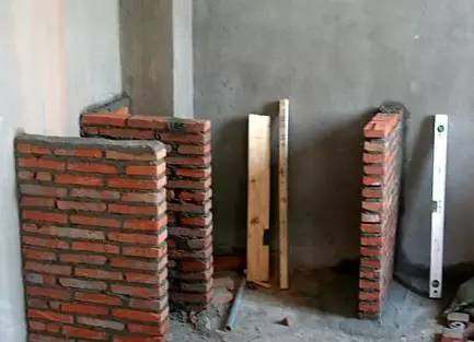 请工人砌墙多少钱,请师傅到家做橱柜一块板多少钱