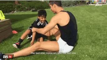 世界杯萌娃,梅西和c罗带娃对比