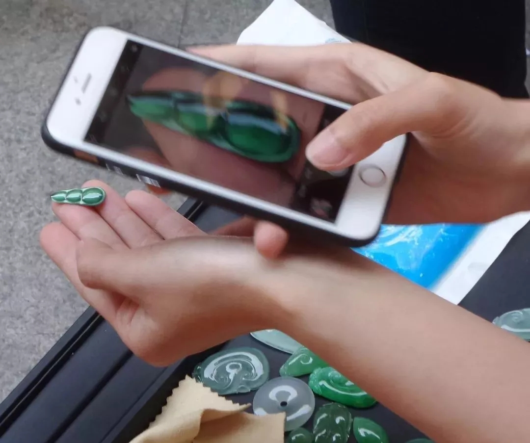 灯下不看玉的上一句,灯下不看玉是什么意思