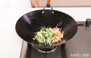 凉菜芥末黄瓜凉皮,黄瓜拌凉皮放什么调料